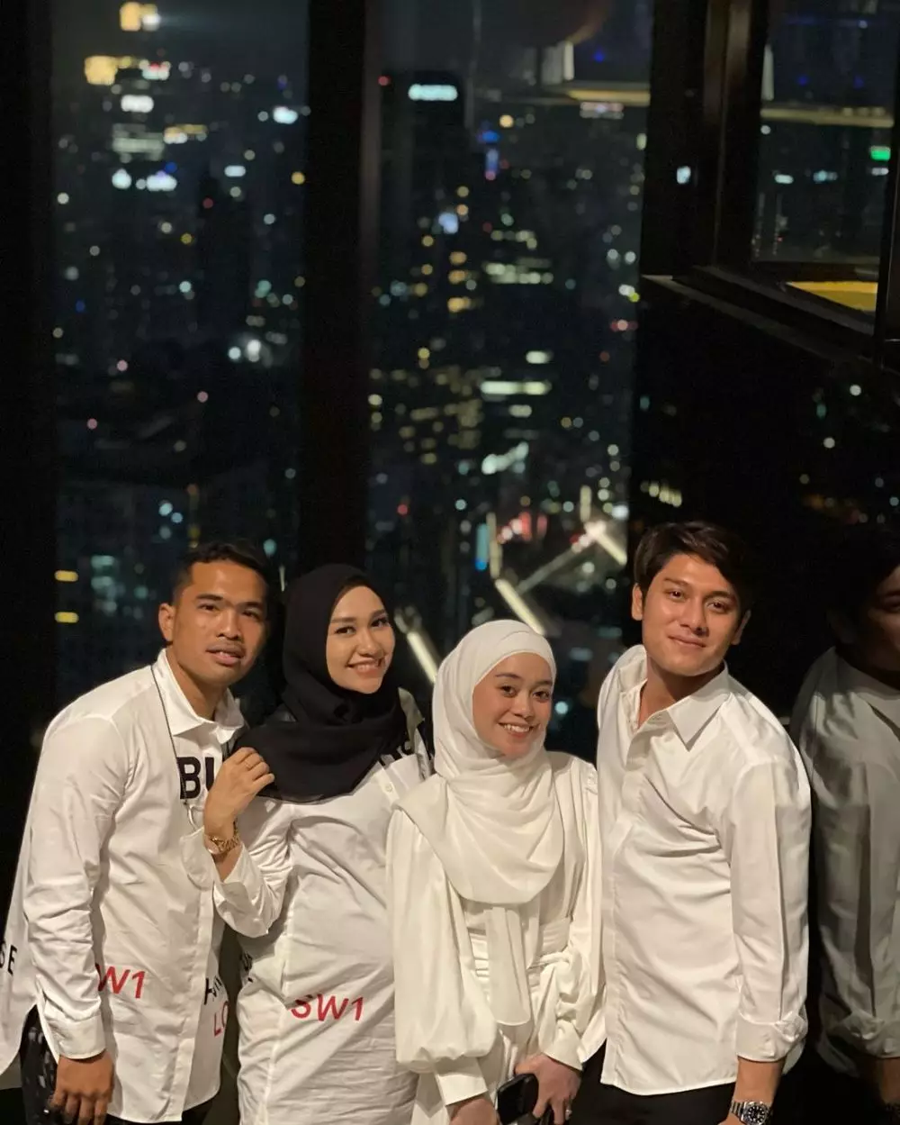 Beda gaya 8 seleb saat bukber © 2021 brilio.net Beda gaya 8 seleb saat bukber © 2021 brilio.net