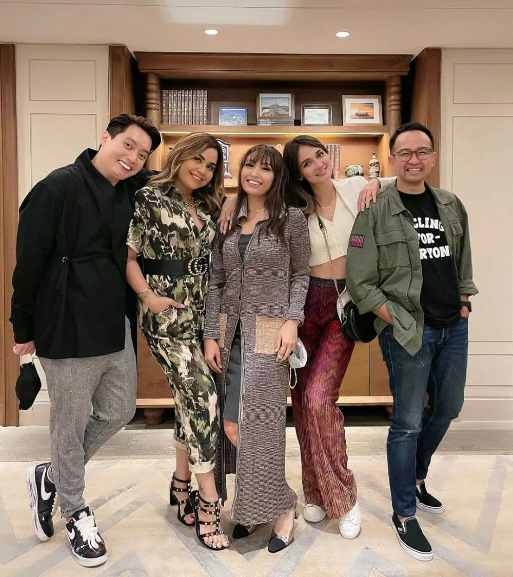 Beda gaya 8 seleb saat bukber © 2021 brilio.net Beda gaya 8 seleb saat bukber © 2021 brilio.net