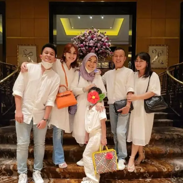 Beda gaya 8 seleb saat bukber, Rachel Vennya glamor ala Arabian style