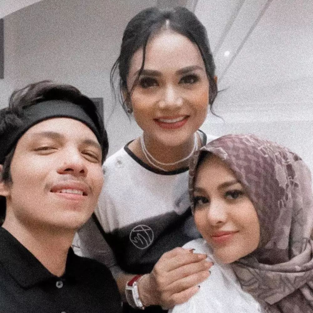 Aurel buka puasa bersama Krisdayanti © berbagai sumber Aurel buka puasa bersama Krisdayanti © berbagai sumber
