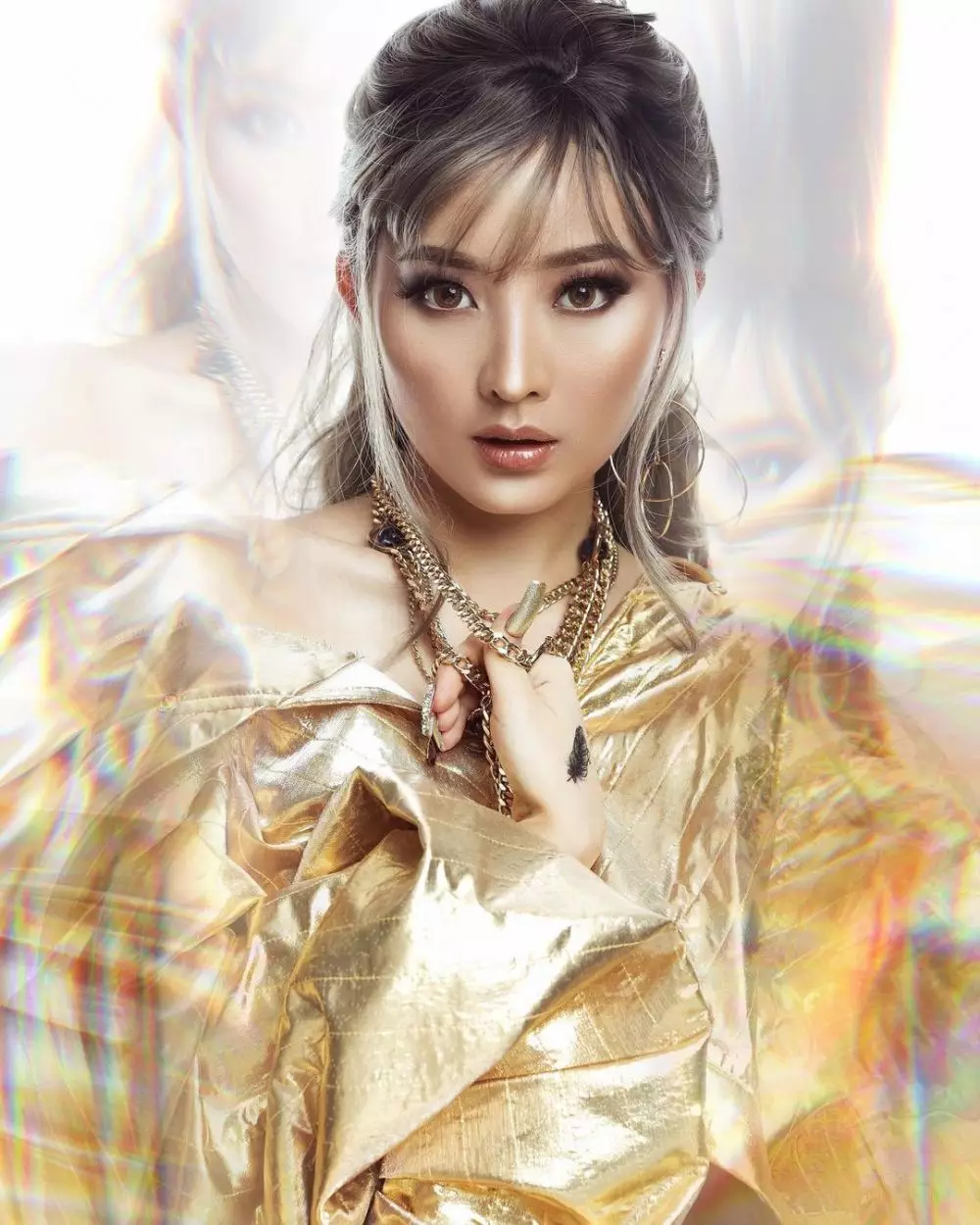 Gaya pemotretan seleb dengan rambut berponi © 2021 brilio.net