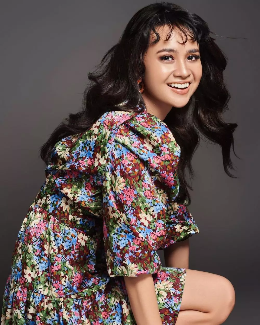 Gaya pemotretan seleb dengan rambut berponi © 2021 brilio.net