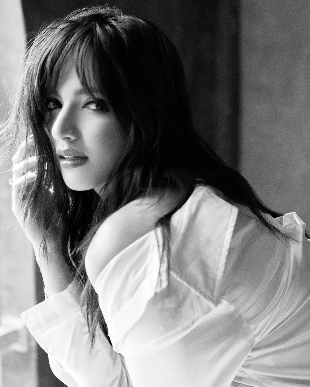 Gaya pemotretan seleb dengan rambut berponi © 2021 brilio.net