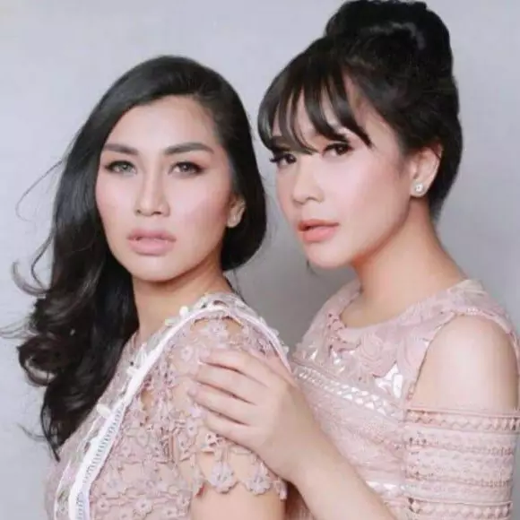 8 Gaya pemotretan seleb dengan rambut berponi, bak artis Korea