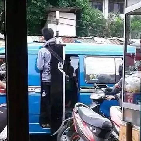 Kelakuan lucu penumpang bus 62 © berbagai sumber