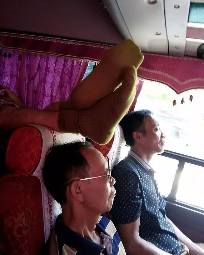 Kelakuan lucu penumpang bus 62 © berbagai sumber