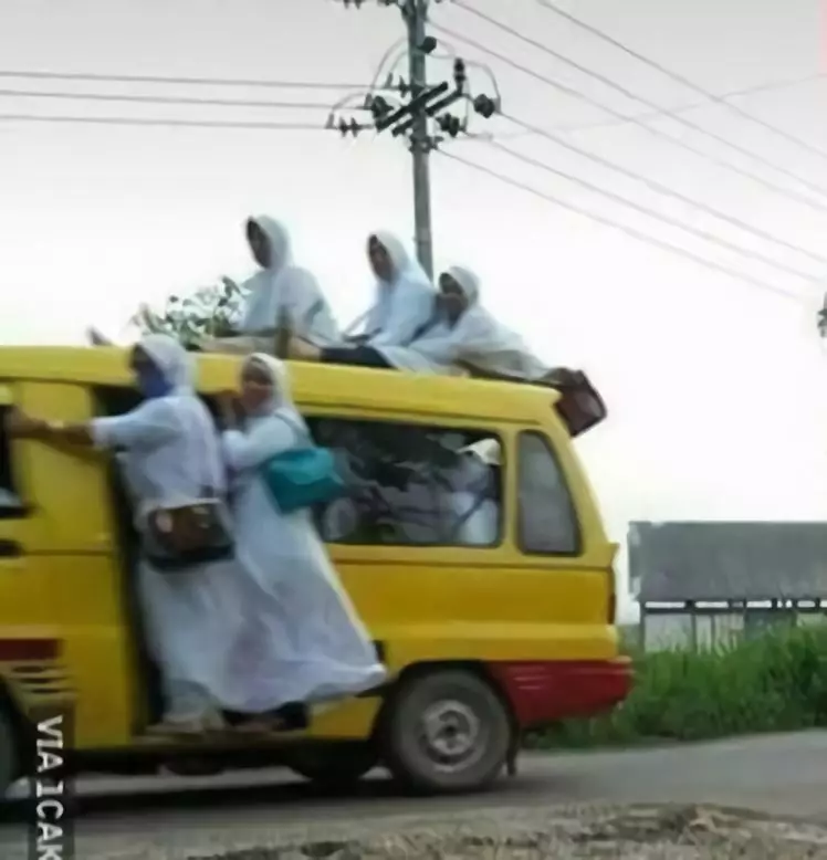Kelakuan lucu penumpang bus 62 © berbagai sumber