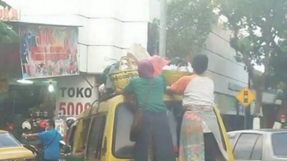 Kelakuan lucu penumpang bus 62 © berbagai sumber