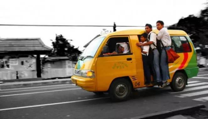 Kelakuan lucu penumpang bus 62 © berbagai sumber