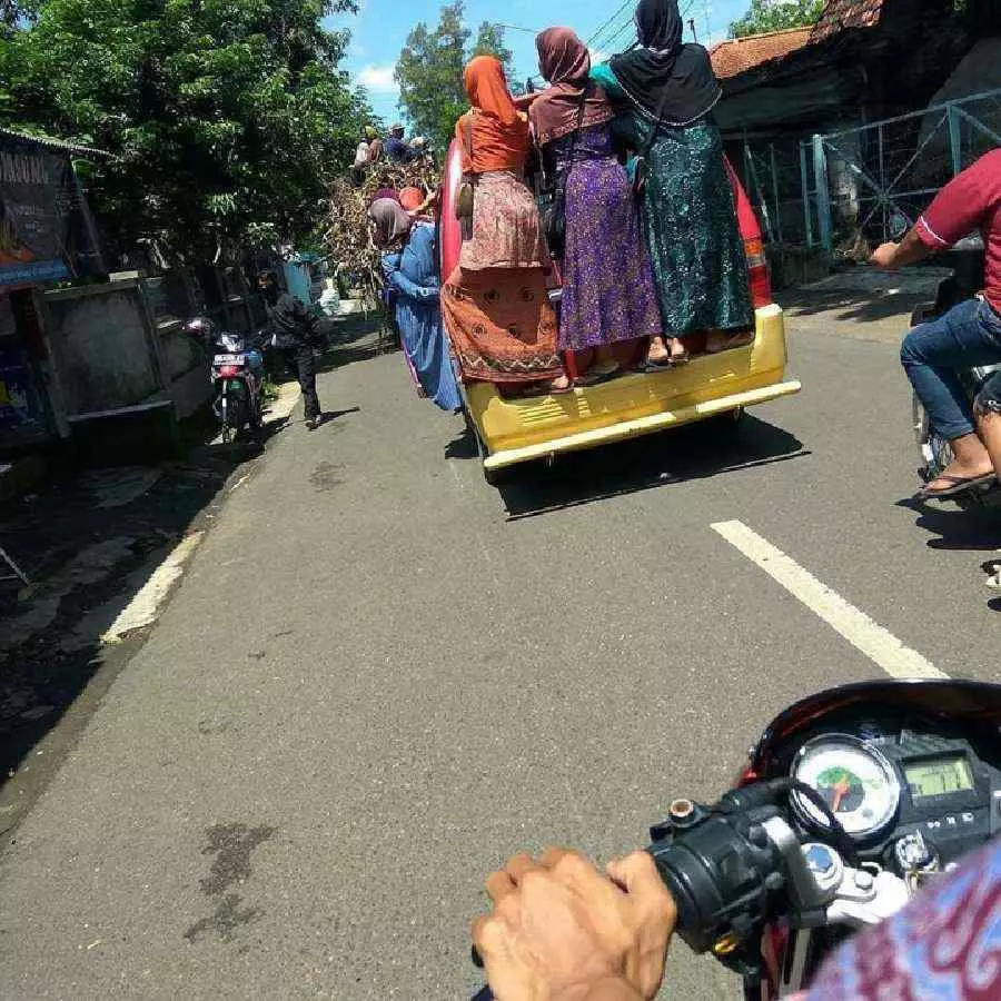 Kelakuan lucu penumpang bus 62 © berbagai sumber