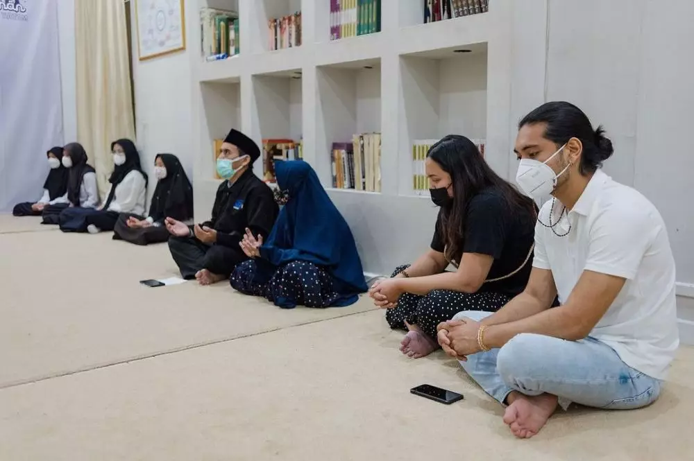 Momen Giorgino Abraham buka bersama anak yatim © Instagram