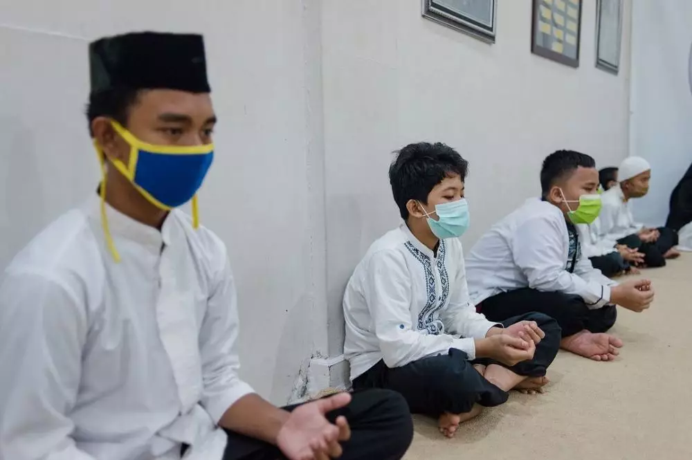 Momen Giorgino Abraham buka bersama anak yatim © Instagram