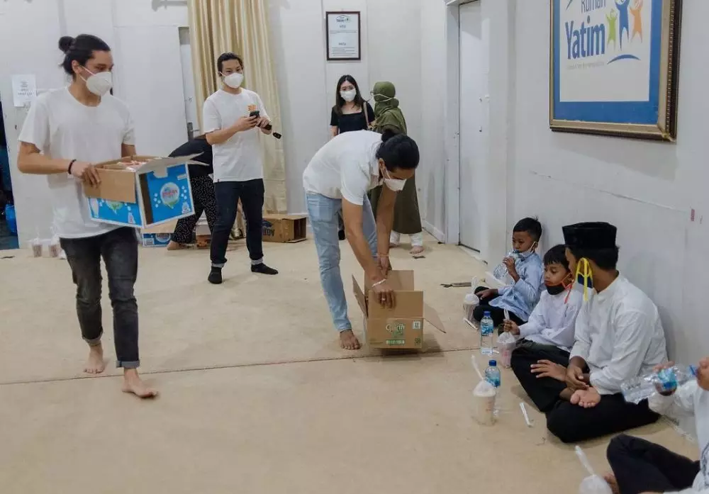 Momen Giorgino Abraham buka bersama anak yatim © Instagram