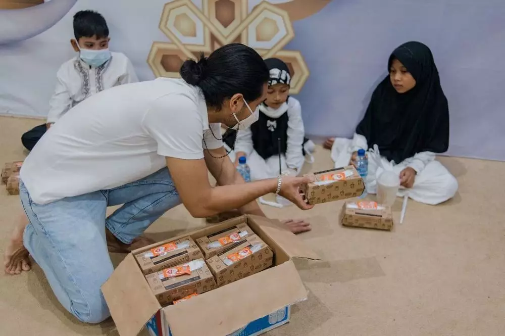 Momen Giorgino Abraham buka bersama anak yatim © Instagram