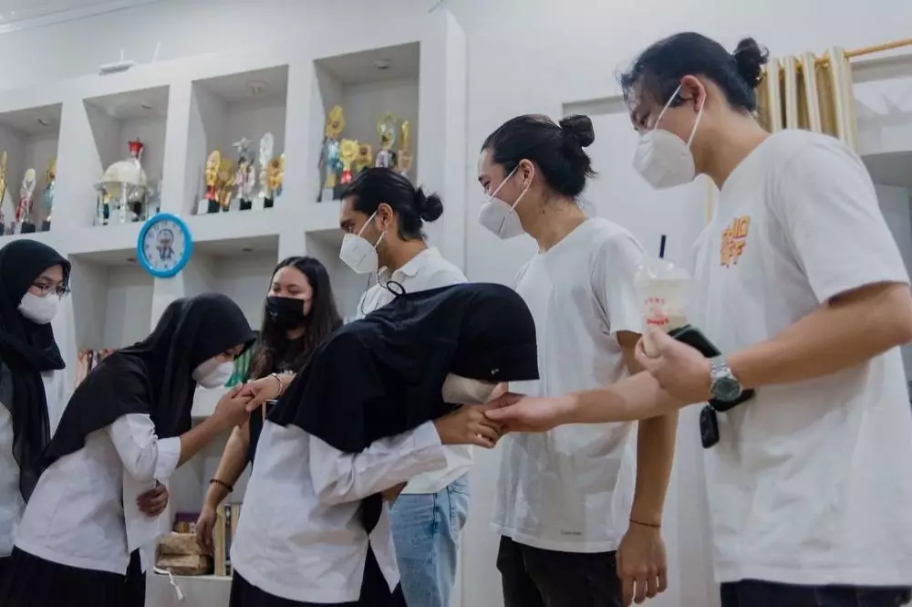 Momen Giorgino Abraham buka bersama anak yatim © Instagram