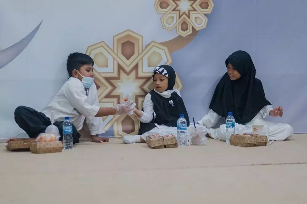 Momen Giorgino Abraham buka bersama anak yatim © Instagram