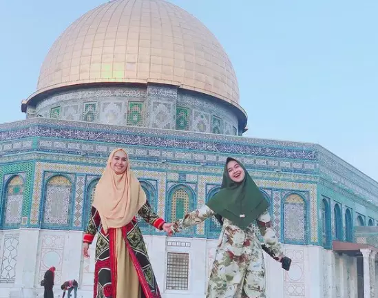 gaya berhijab Ria Ricis dan Oki Setiana Dewi © 2021 brilio.net gaya berhijab Ria Ricis dan Oki Setiana Dewi © 2021 brilio.net
