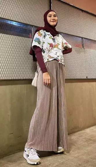 Gaya outfit seleb hijabers Tanah Air © berbagai sumber Gaya outfit seleb hijabers Tanah Air © berbagai sumber