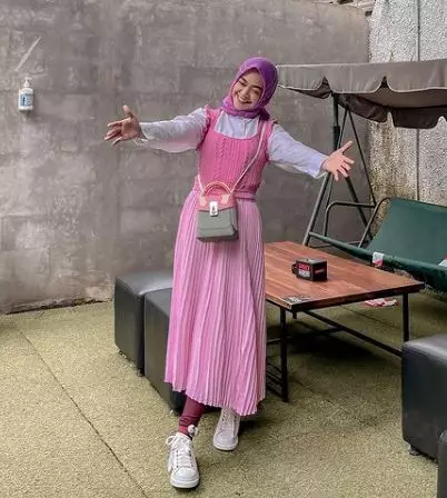 Gaya outfit seleb hijabers Tanah Air © berbagai sumber Gaya outfit seleb hijabers Tanah Air © berbagai sumber