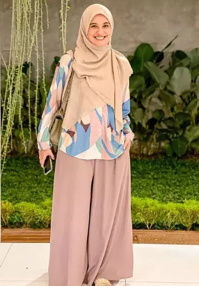 Gaya outfit seleb hijabers Tanah Air © berbagai sumber Gaya outfit seleb hijabers Tanah Air © berbagai sumber