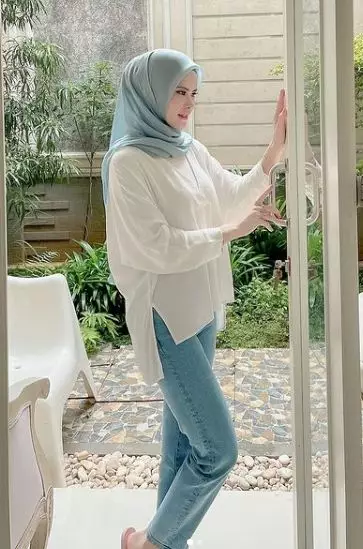 Gaya outfit seleb hijabers Tanah Air © berbagai sumber Gaya outfit seleb hijabers Tanah Air © berbagai sumber