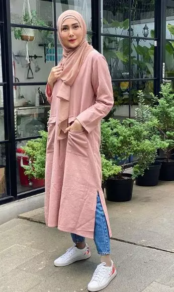 Gaya outfit seleb hijabers Tanah Air © berbagai sumber Gaya outfit seleb hijabers Tanah Air © berbagai sumber