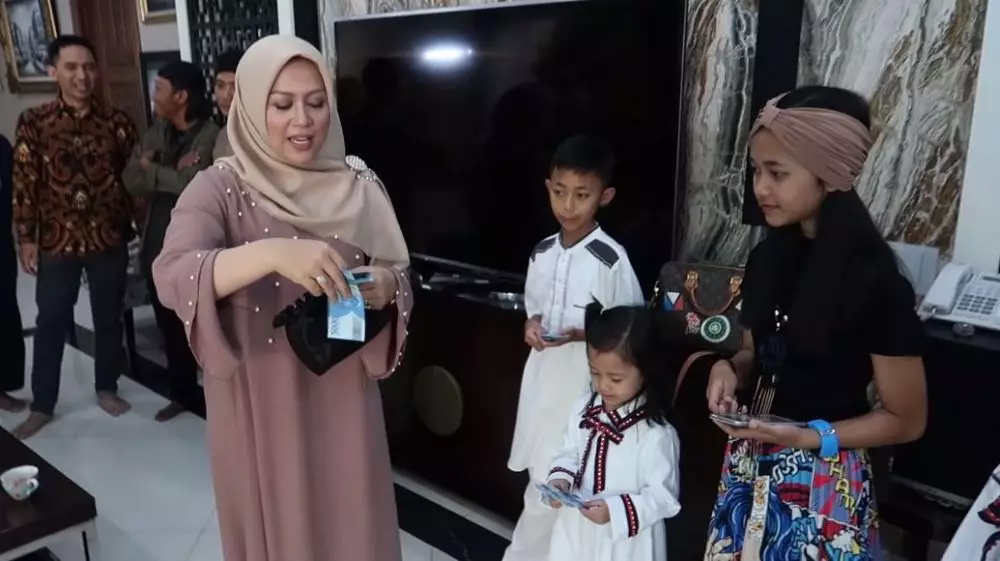 seleb bagi-bagi THR © 2021 brilio.net