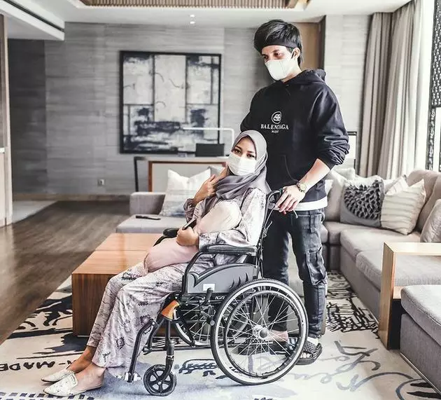 Momen Krisdayanti jenguk Aurel saat Lebaran © berbagai sumber Momen Krisdayanti jenguk Aurel saat Lebaran © berbagai sumber