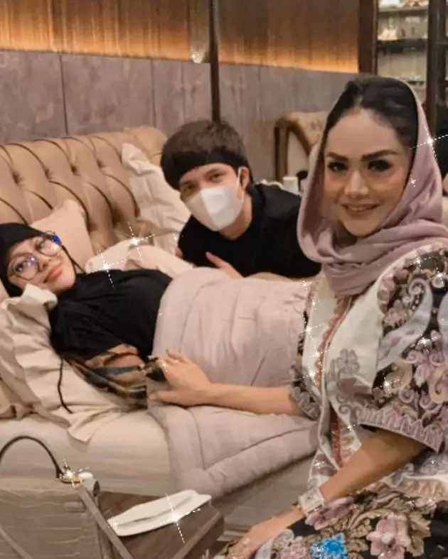 Momen Krisdayanti jenguk Aurel saat Lebaran © berbagai sumber Momen Krisdayanti jenguk Aurel saat Lebaran © berbagai sumber