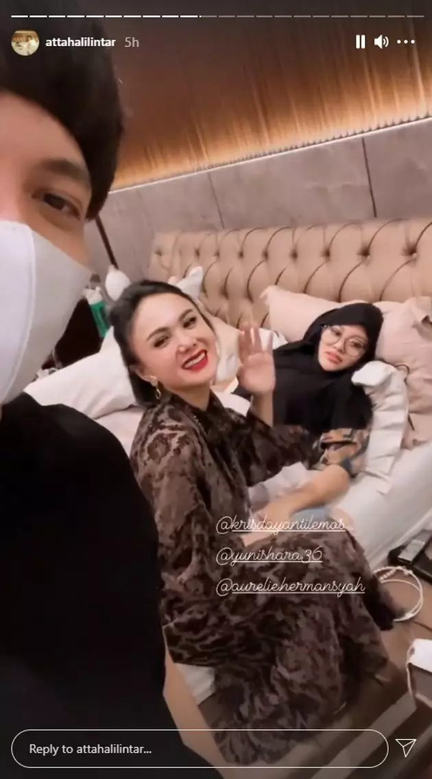 Momen Krisdayanti jenguk Aurel saat Lebaran © berbagai sumber Momen Krisdayanti jenguk Aurel saat Lebaran © berbagai sumber