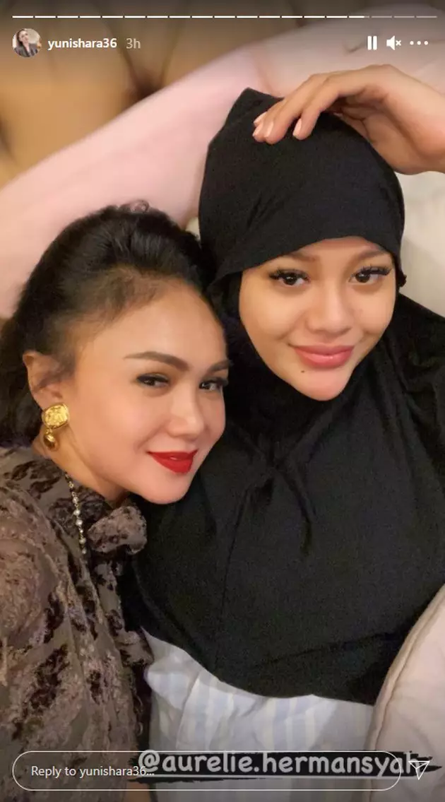Momen Krisdayanti jenguk Aurel saat Lebaran © berbagai sumber Momen Krisdayanti jenguk Aurel saat Lebaran © berbagai sumber