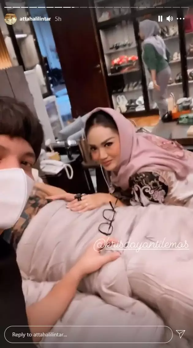 Momen Krisdayanti jenguk Aurel saat Lebaran © berbagai sumber Momen Krisdayanti jenguk Aurel saat Lebaran © berbagai sumber