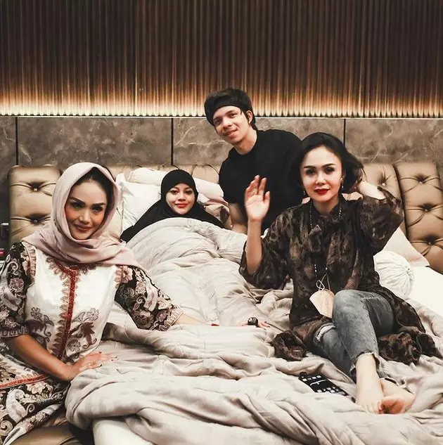 Momen Krisdayanti jenguk Aurel saat Lebaran © berbagai sumber Momen Krisdayanti jenguk Aurel saat Lebaran © berbagai sumber