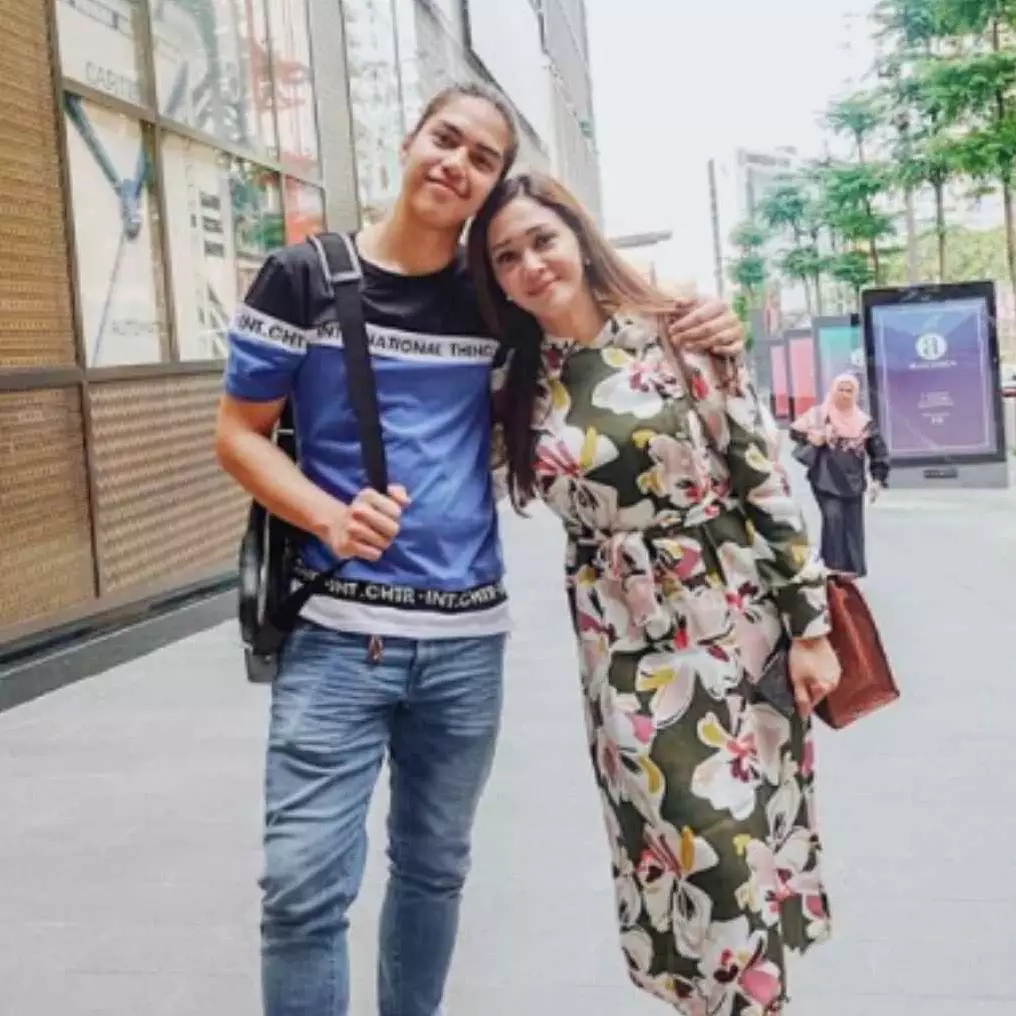 10 Momen Maia Estianty sambut kepulangan El lulus kuliah dari Inggris