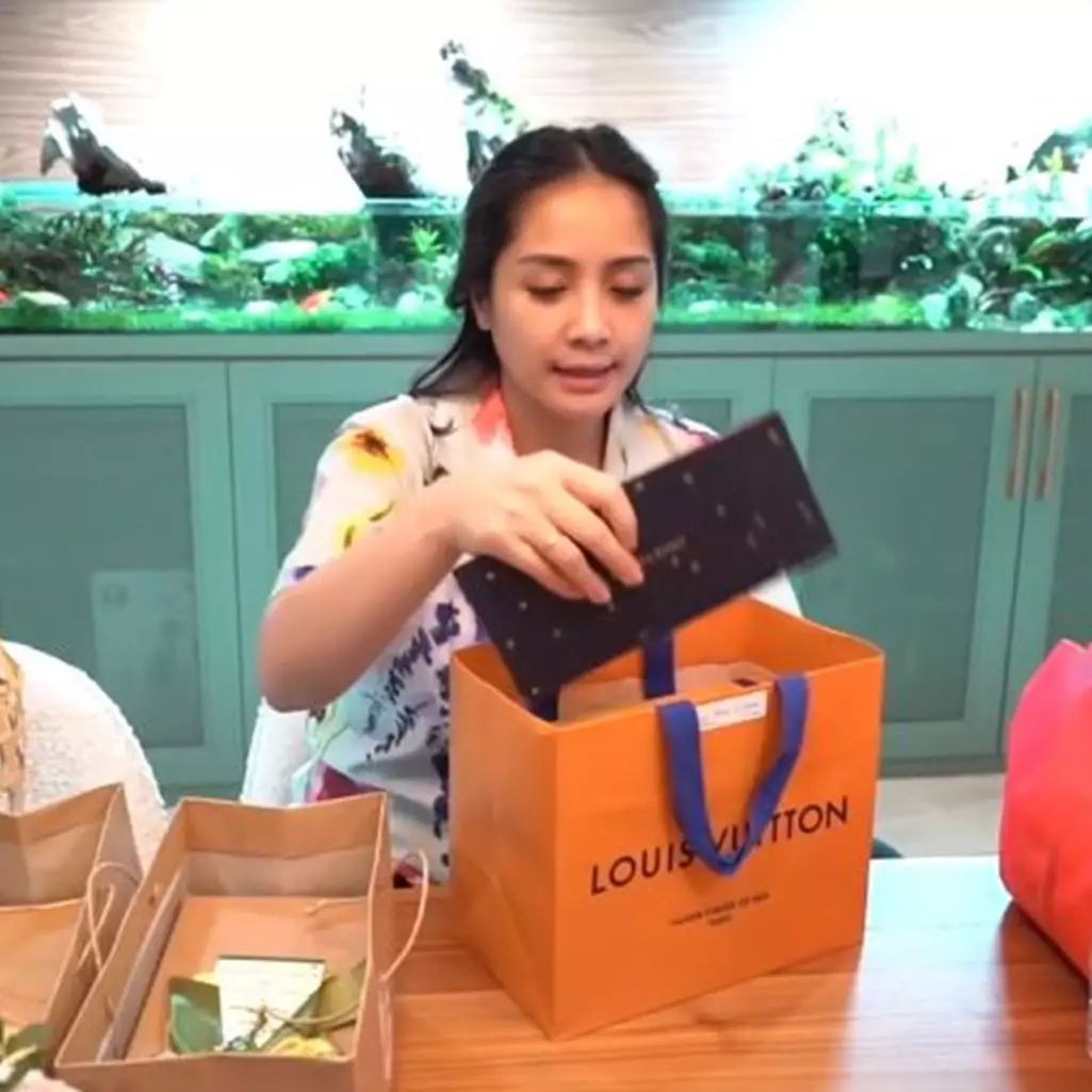 10 Momen Nagita Slavina buka hamper, dari Louis Vuitton curi perhatian