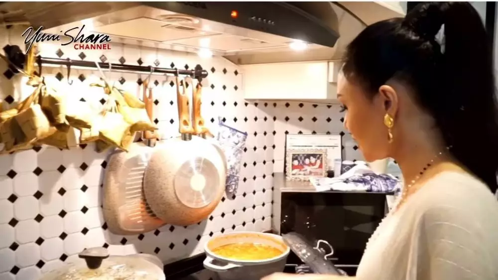 Lebaran Krisdayanti dan Yuni Shara © YouTube Lebaran Krisdayanti dan Yuni Shara © YouTube