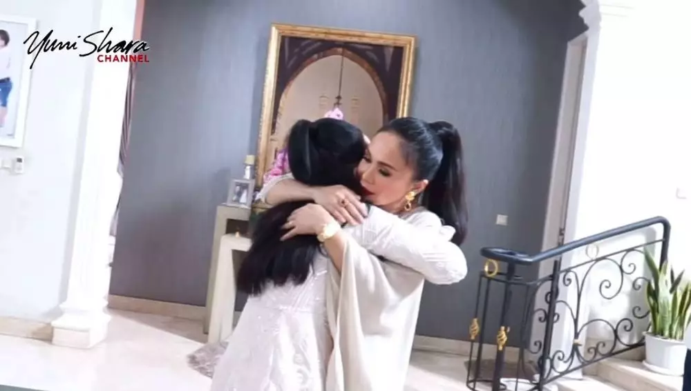 Lebaran Krisdayanti dan Yuni Shara © YouTube Lebaran Krisdayanti dan Yuni Shara © YouTube