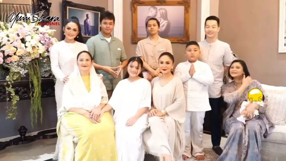 Lebaran Krisdayanti dan Yuni Shara © YouTube Lebaran Krisdayanti dan Yuni Shara © YouTube