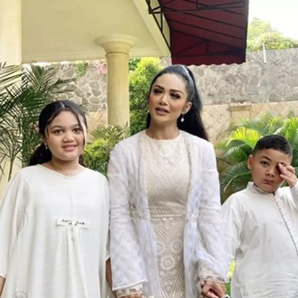 8 Momen Lebaran Yuni Shara dan Krisdayanti, makanannya lengkap banget