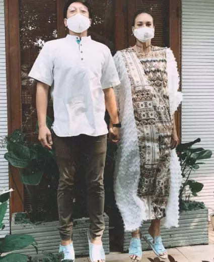 Pasangan seleb beda keyakinan rayakan Lebaran © berbagai sumber Pasangan seleb beda keyakinan rayakan Lebaran © berbagai sumber