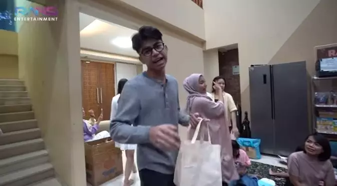 Dimas Ahmad bagi-bagi THR © 2021 brilio.net Dimas Ahmad bagi-bagi THR © 2021 brilio.net