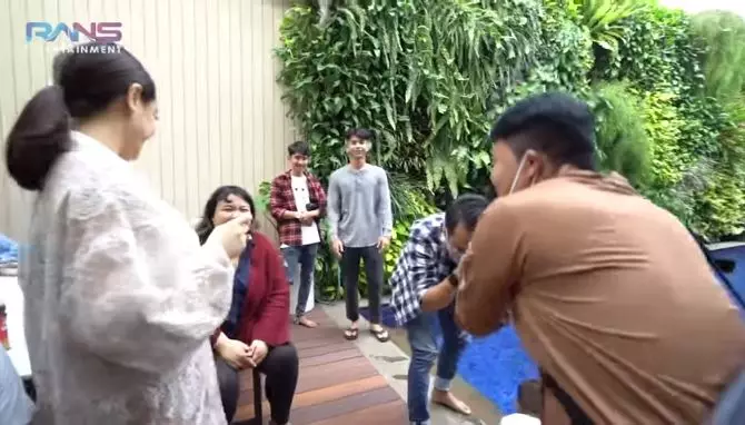 Dimas Ahmad bagi-bagi THR © 2021 brilio.net Dimas Ahmad bagi-bagi THR © 2021 brilio.net