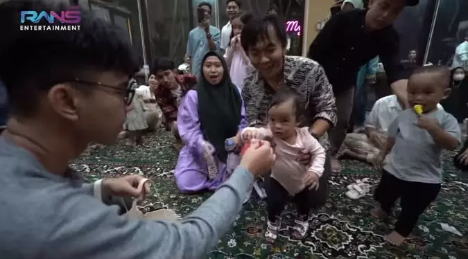 Dimas Ahmad bagi-bagi THR © 2021 brilio.net Dimas Ahmad bagi-bagi THR © 2021 brilio.net