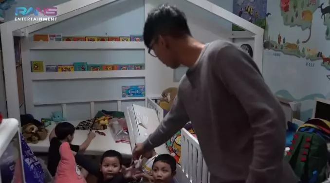 Dimas Ahmad bagi-bagi THR © 2021 brilio.net Dimas Ahmad bagi-bagi THR © 2021 brilio.net