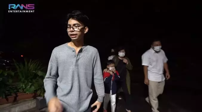 Dimas Ahmad bagi-bagi THR © 2021 brilio.net Dimas Ahmad bagi-bagi THR © 2021 brilio.net