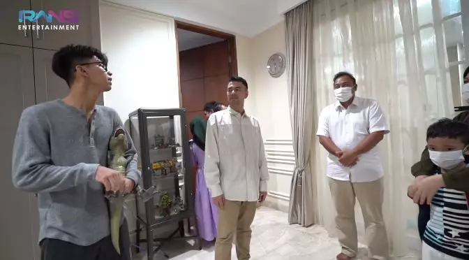 Dimas Ahmad bagi-bagi THR © 2021 brilio.net Dimas Ahmad bagi-bagi THR © 2021 brilio.net