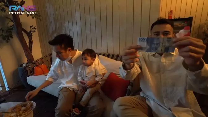 Dimas Ahmad bagi-bagi THR © 2021 brilio.net Dimas Ahmad bagi-bagi THR © 2021 brilio.net