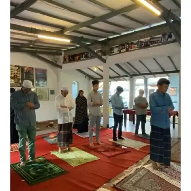 Rio Dewanto jadi khatib © Instgaram/@atiqahhasiholan