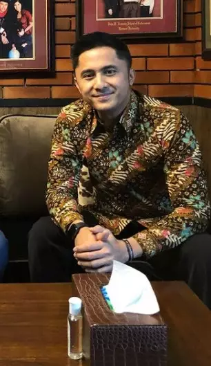 seleb pria kenakan batik © berbagai sumber seleb pria kenakan batik © berbagai sumber