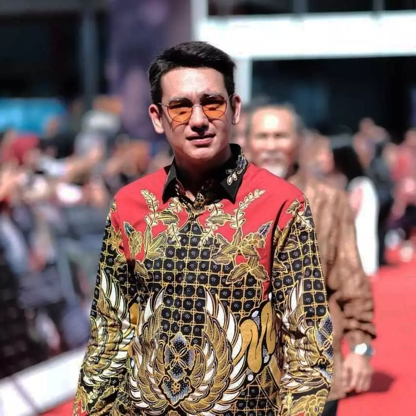 seleb pria kenakan batik © berbagai sumber seleb pria kenakan batik © berbagai sumber